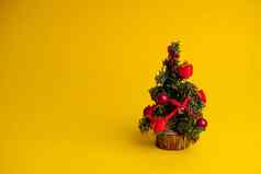圣诞节树节日装饰黄色的背景复制空间