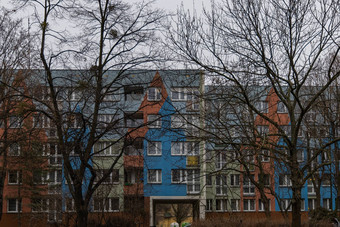 外观色彩斑斓的块公寓冬天树