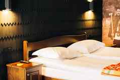 木床上现代酒店房间精致的室内舒适的的地方