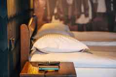木床上现代酒店房间精致的室内舒适的的地方