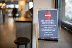 冠状病毒警告标志咖啡馆