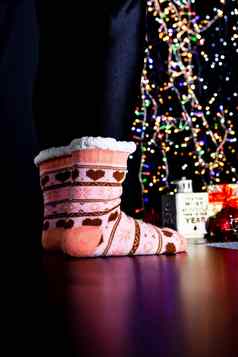 女腿圣诞节色彩斑斓的袜子圣诞节树