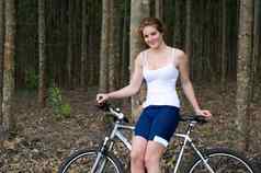 活跃的女孩女人森林山自行车