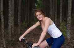 活跃的女孩女人森林山自行车