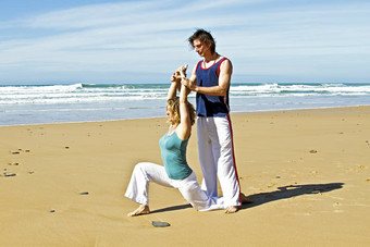 瑜伽老师教学生瑜伽海滩