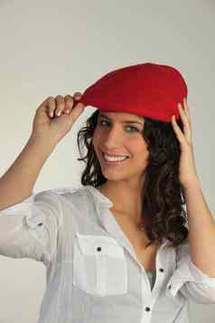 女人穿红色的贝雷帽