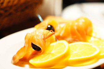 大马哈鱼鱼块柠檬橄榄