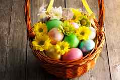 彩色的复活节鸡蛋篮子
