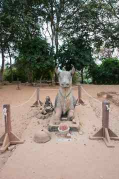 古老的牛雕塑金边bakheng柬埔寨