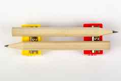 木铅笔红色的黄色的铅笔磨刀器