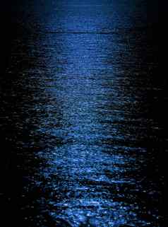 月亮光反射平静波及水