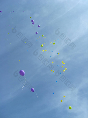 颜色气球飞行天空