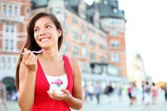 旅游女人吃冰奶油魁北克城市