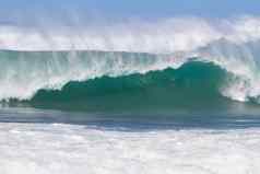 巨大的波打破夏威夷