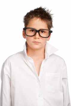 男孩白色衬衫大眼镜
