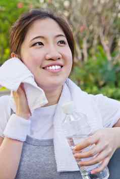 亚洲女人擦拭汗水毛巾锻炼