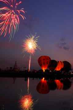烟花显示晚上国际气球节日