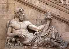 雕像罗马年龄代表台伯河王朝朱庇特神殿的山罗马