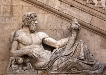 雕像罗<strong>马年</strong>龄代表台伯河王朝朱庇特神殿的山罗马