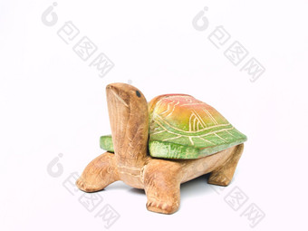 工艺品色彩斑斓的木乌龟孤立的白色背景