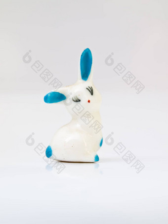 陶瓷娃娃白色兔子光蓝色的点孤立的