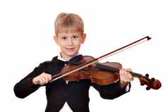 男孩燕尾服玩小提琴