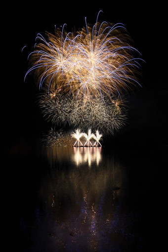 美丽的色彩斑斓的烟花反射水布尔诺大坝城市布尔诺-欧洲国际烟花竞争