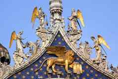 圣标志着教堂长翅膀的金狮子天使雕像威尼斯