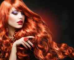 波浪红色的头发时尚女孩肖像