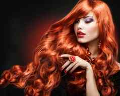 红色的头发时尚女孩肖像长卷曲的头发