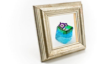 图片框架前面花蓝色的花瓶