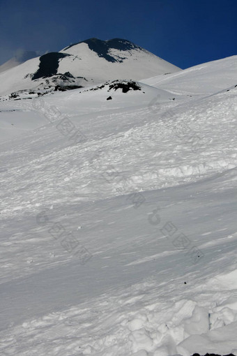 埃特纳火山火<strong>山西</strong>西里覆盖雪