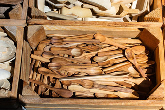 手工制作的木厨房餐具勺子家庭主妇