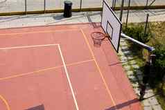 网球篮子操场上