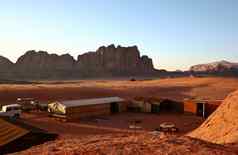 旅游停车沙漠Wadi天堂约旦