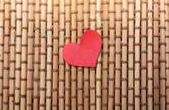 红色的心形状的减少纸爱情人节一天概念
