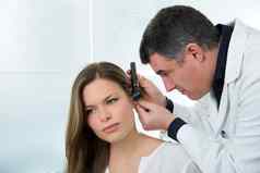 医生ent检查耳朵耳镜女人病人