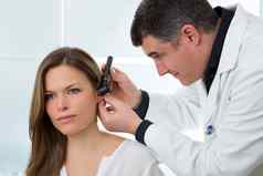 医生ent检查耳朵耳镜女人病人