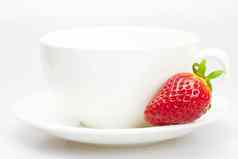 多汁的草莓杯白色孤立的白色