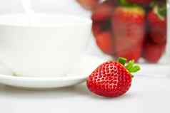 多汁的草莓杯白色孤立的白色