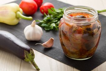 煮熟的红烧茄子准备罐头生蔬菜