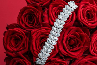 奢侈品<strong>钻石手镯</strong>花束红色的玫瑰珠宝爱礼物情人节一天浪漫的假期现在