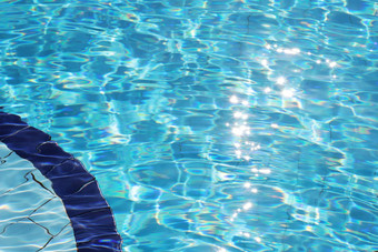 闪闪发光的清晰的蓝色的水游泳池