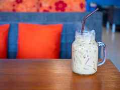 新鲜的牛奶茶玻璃木地板上免费的空间