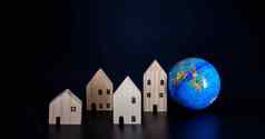 模型木房子微型地球仪空白黑色的背景提出概念共存世界