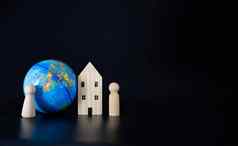模型木房子微型地球仪空白黑色的背景提出概念共存世界