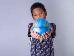 男孩持有全球站前面显示权力一代继续开发世界