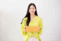 年轻的亚洲女人微笑持有纸板盒子首页快乐女携带包裹盒子给现在礼物包装交付在线购物商店服务概念
