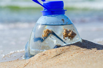 塑料<strong>瓶</strong>海滩沙子塑料污染<strong>海洋</strong>概念