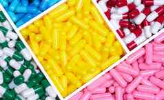 前视图色彩斑斓的胶囊药片塑料托盘黄色的粉红色的红色的绿色蓝色的胶囊药片抗生素维生素补充胶囊制药行业处方药物